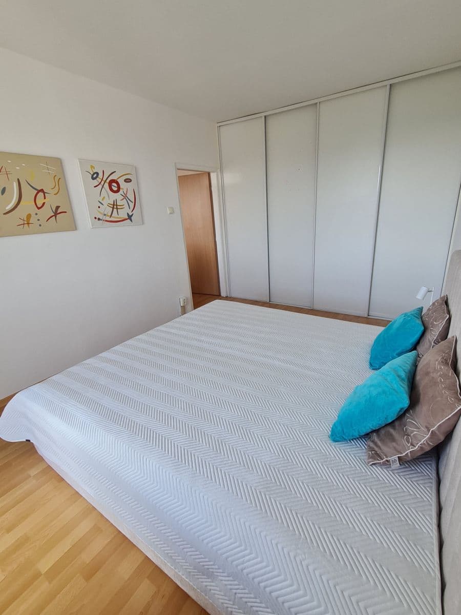 Prenájom bytu 2-izbový 60 m², Komárnická, Ružinov, Bratislavský kraj Prenájom bytu 2-izbový 60 m², Komárnická, Ružinov, Bratislavský kraj