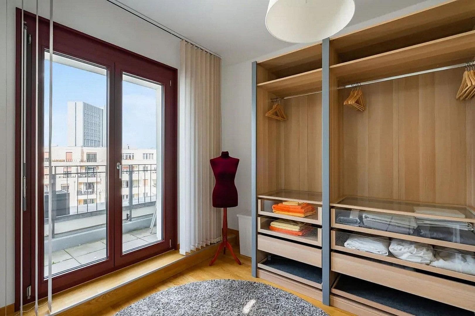 Prenájom bytu 4-izbový 111 m², Berlin, Berlín Prenájom bytu 4-izbový 111 m², Berlin, Berlín