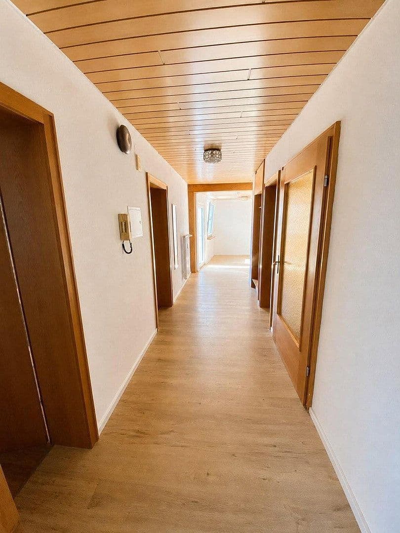 Prenájom bytu 5-izbový 125 m², Engen, Bádensko-Wurttembersko Prenájom bytu 5-izbový 125 m², Engen, Bádensko-Wurttembersko
