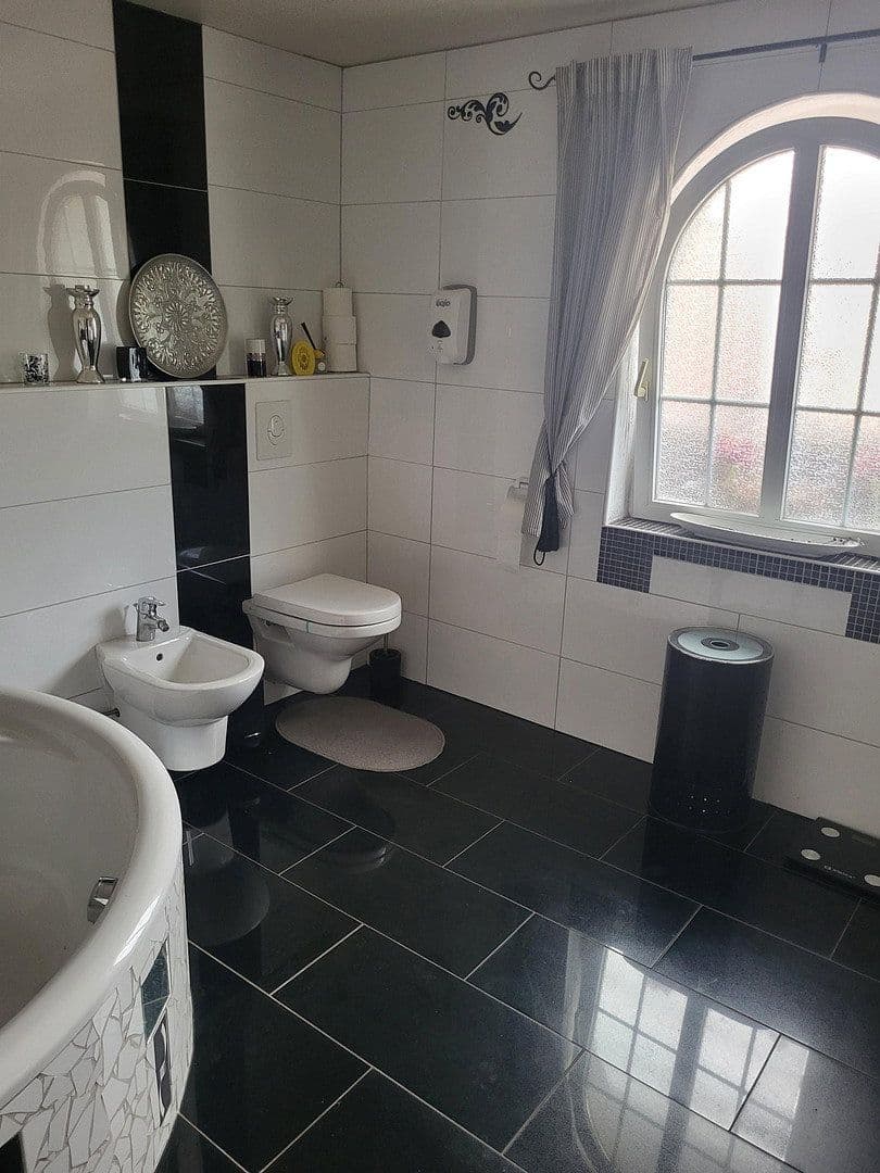 Predaj domu 360 m², pozemok 9.300 m², Halbemond, Dolné Sasko Predaj domu 360 m², pozemok 9.300 m², Halbemond, Dolné Sasko