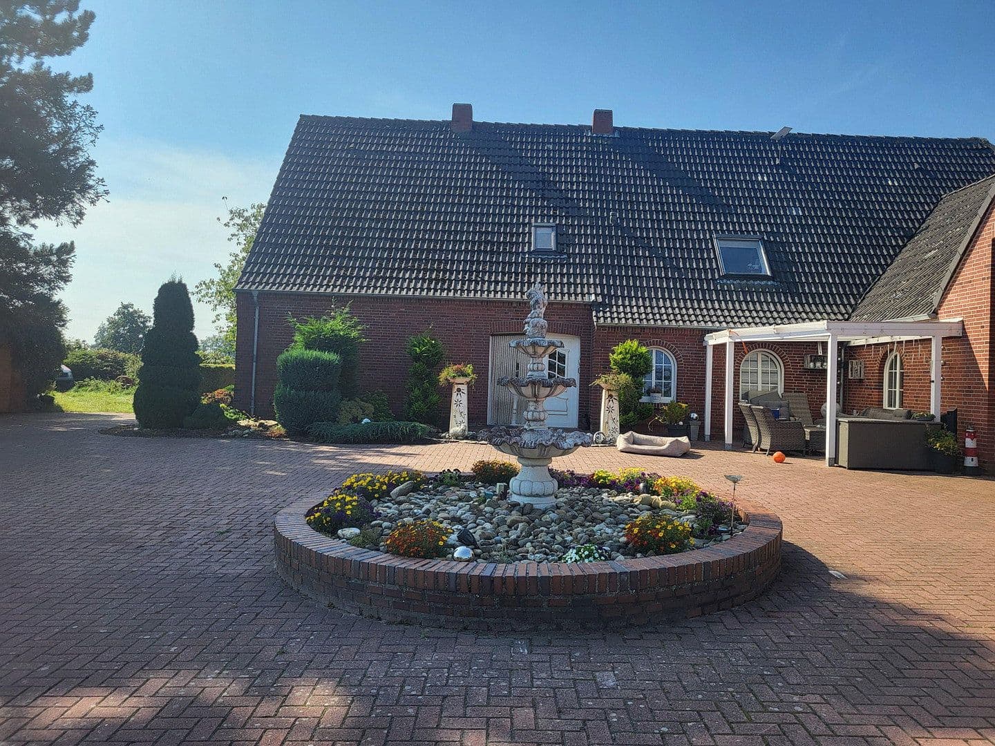 Predaj domu 360 m², pozemok 9.300 m², Halbemond, Dolné Sasko Predaj domu 360 m², pozemok 9.300 m², Halbemond, Dolné Sasko