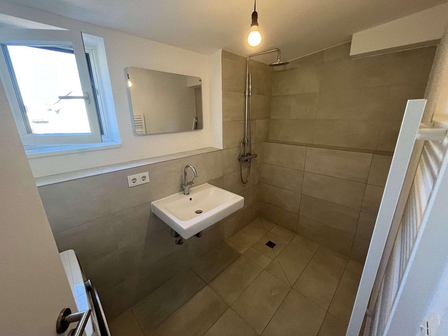 Prenájom bytu 2-izbový 75 m², Am Jagdweg 15, München, Bavorsko Prenájom bytu 2-izbový 75 m², Am Jagdweg 15, München, Bavorsko