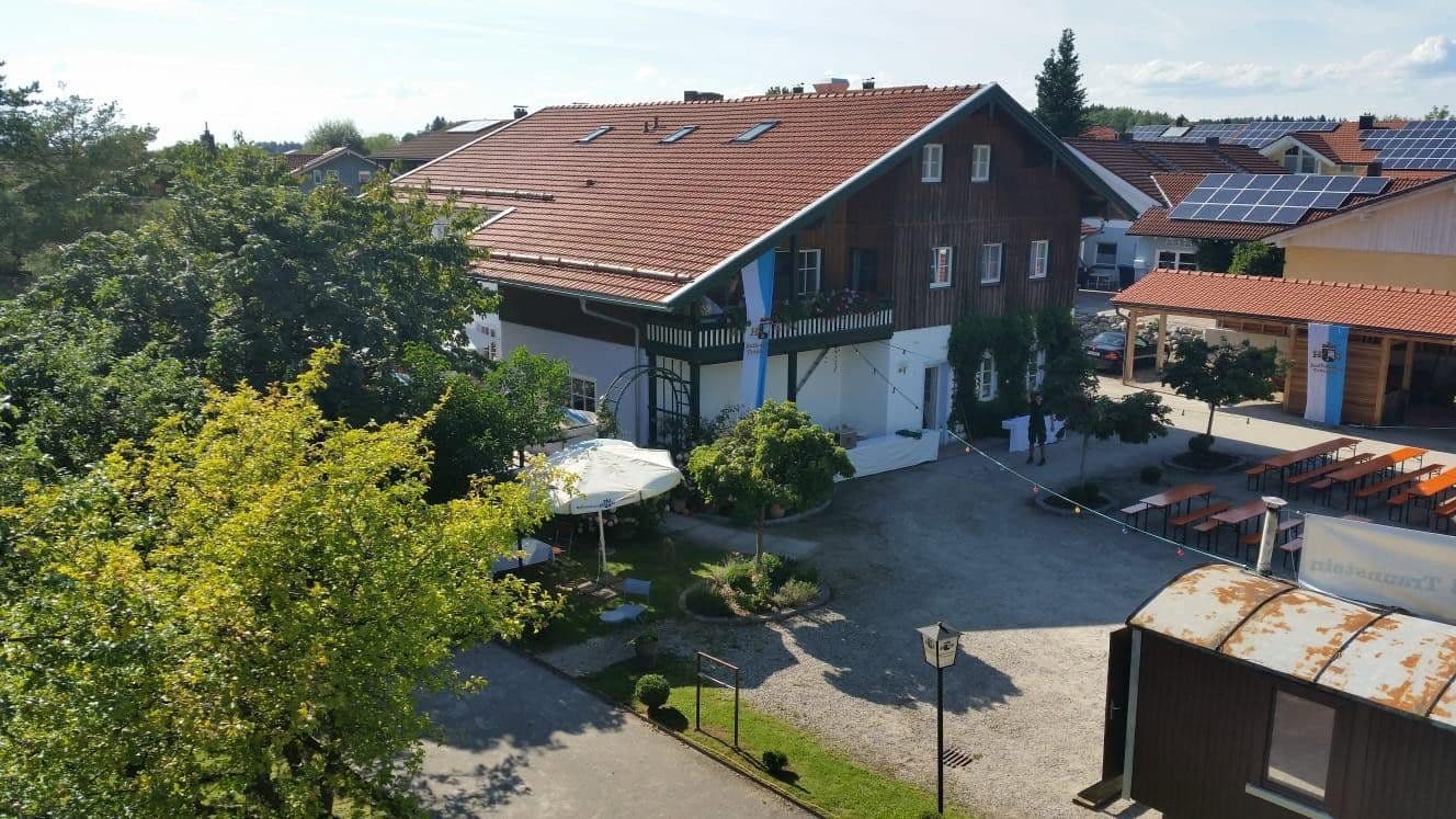 Prenájom nebytového priestoru 1.000 m², Schönbrunnerstr. 1, Höslwang, Bavorsko Prenájom nebytového priestoru 1.000 m², Schönbrunnerstr. 1, Höslwang, Bavorsko
