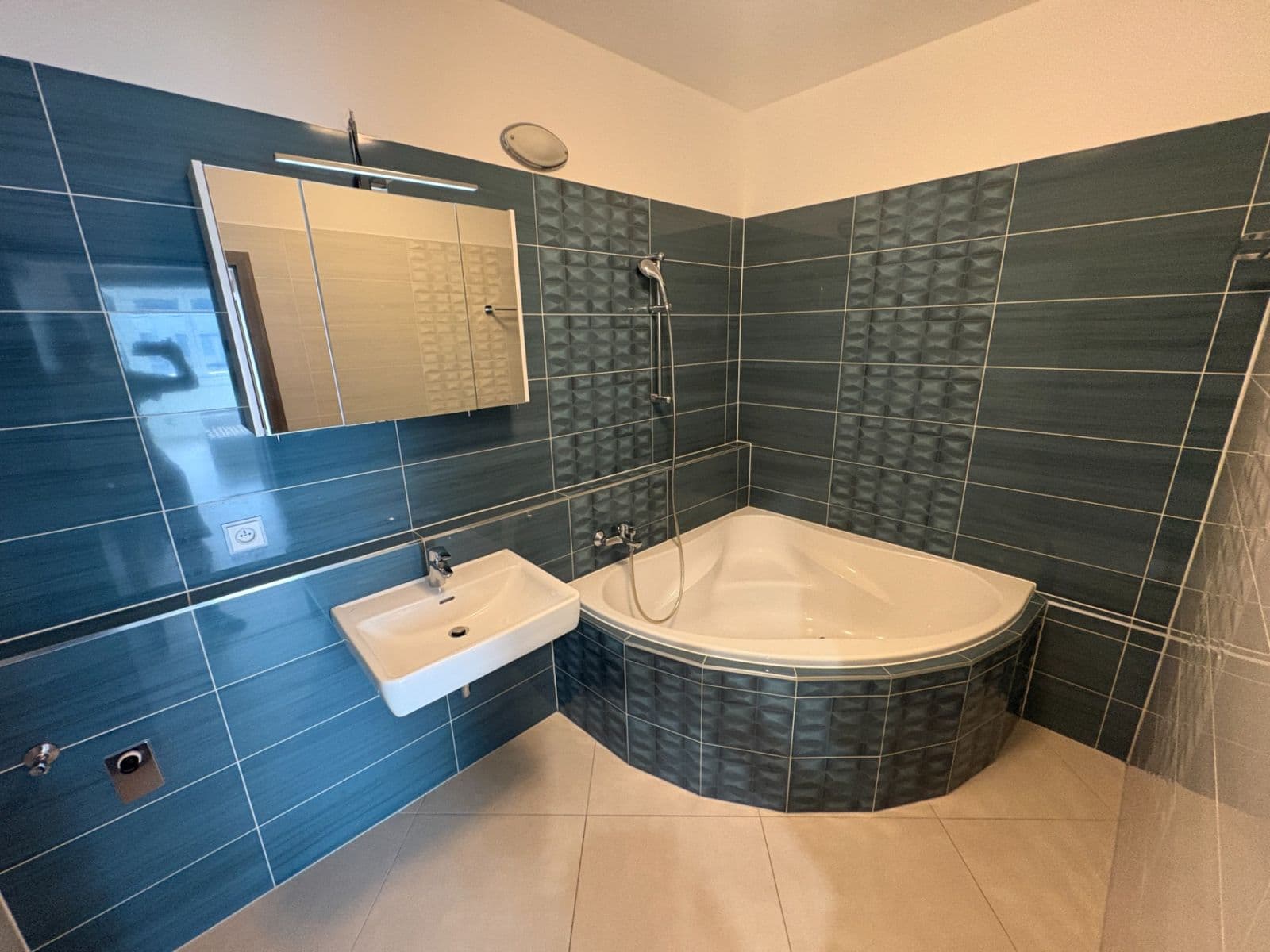 Prenájom bytu 4-izbový 108 m², Makedonská, Praha, Praha Prenájom bytu 4-izbový 108 m², Makedonská, Praha, Praha