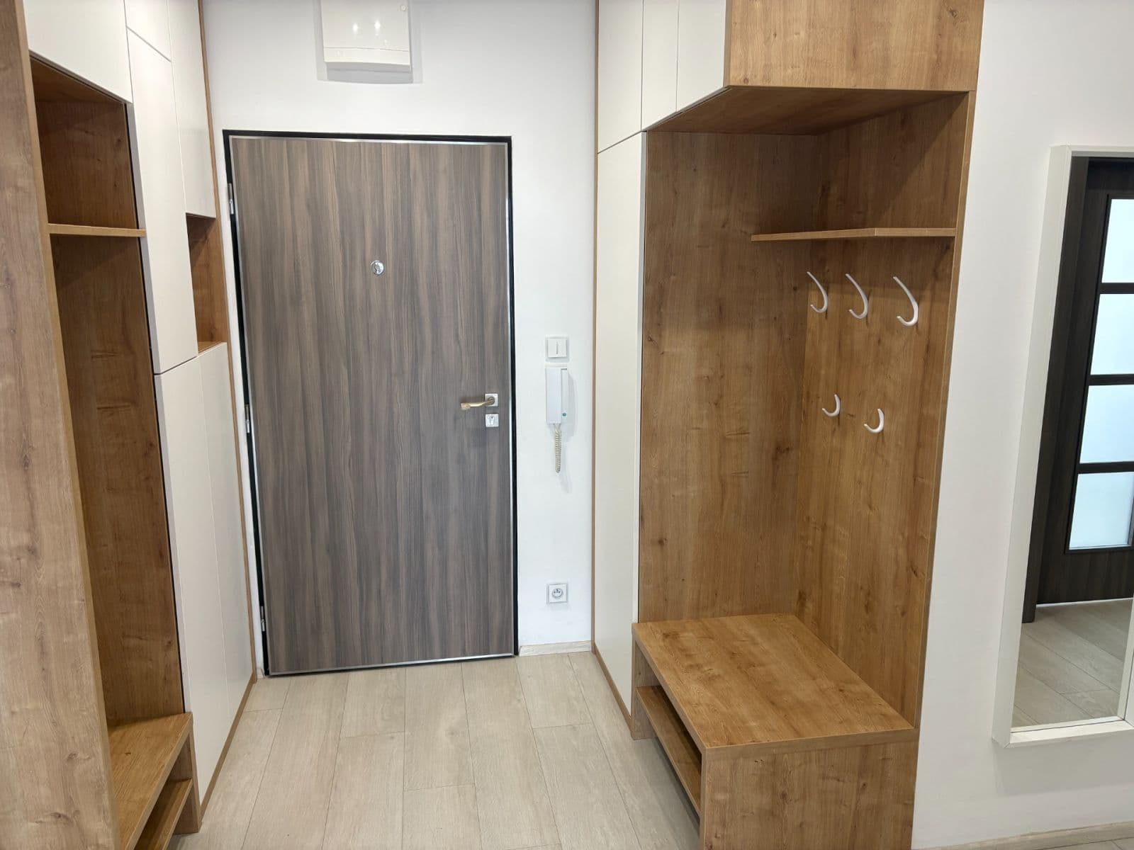 Prenájom bytu 4-izbový 108 m², Makedonská, Praha, Praha Prenájom bytu 4-izbový 108 m², Makedonská, Praha, Praha