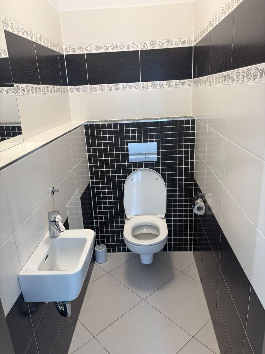 Prenájom bytu 4-izbový 108 m², Makedonská, Praha, Praha Prenájom bytu 4-izbový 108 m², Makedonská, Praha, Praha