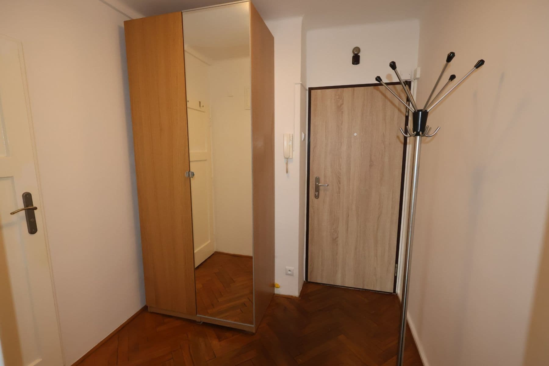 Prenájom bytu 1-izbový 44 m², Malešická, Praha, Praha Prenájom bytu 1-izbový 44 m², Malešická, Praha, Praha