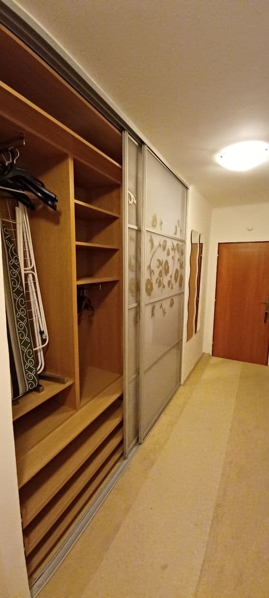 Predaj bytu 2-izbový 60 m², 28. pluku, Praha, Praha Predaj bytu 2-izbový 60 m², 28. pluku, Praha, Praha
