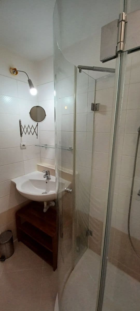Predaj bytu 2-izbový 60 m², 28. pluku, Praha, Praha Predaj bytu 2-izbový 60 m², 28. pluku, Praha, Praha