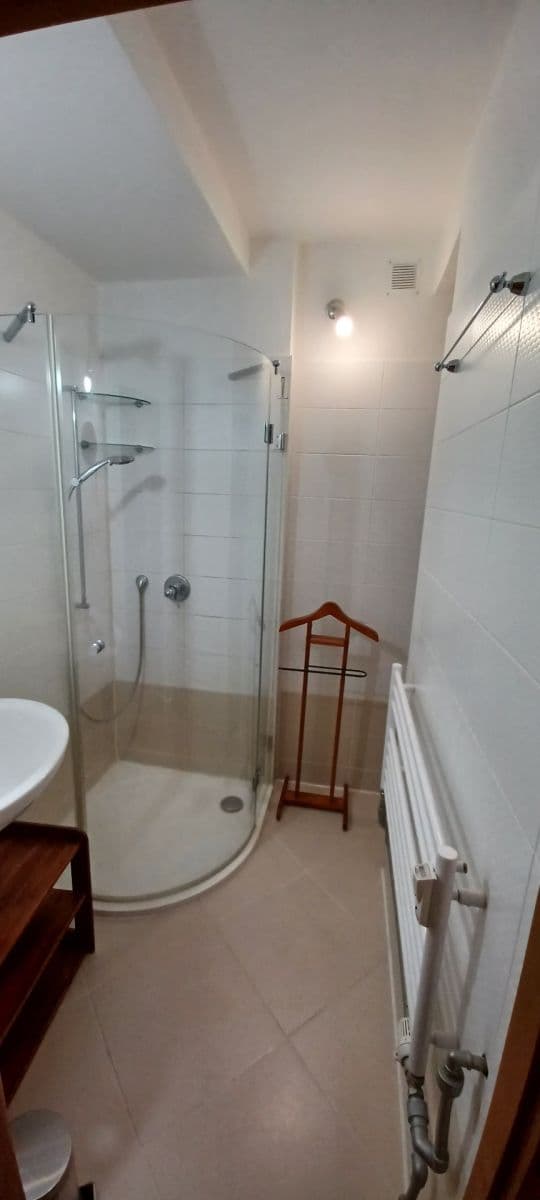 Predaj bytu 2-izbový 60 m², 28. pluku, Praha, Praha Predaj bytu 2-izbový 60 m², 28. pluku, Praha, Praha