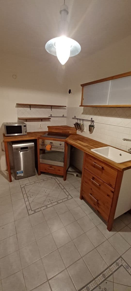 Predaj bytu 2-izbový 60 m², 28. pluku, Praha, Praha Predaj bytu 2-izbový 60 m², 28. pluku, Praha, Praha