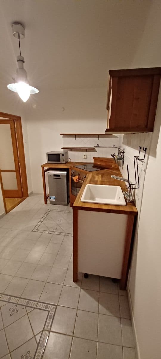 Predaj bytu 2-izbový 60 m², 28. pluku, Praha, Praha Predaj bytu 2-izbový 60 m², 28. pluku, Praha, Praha