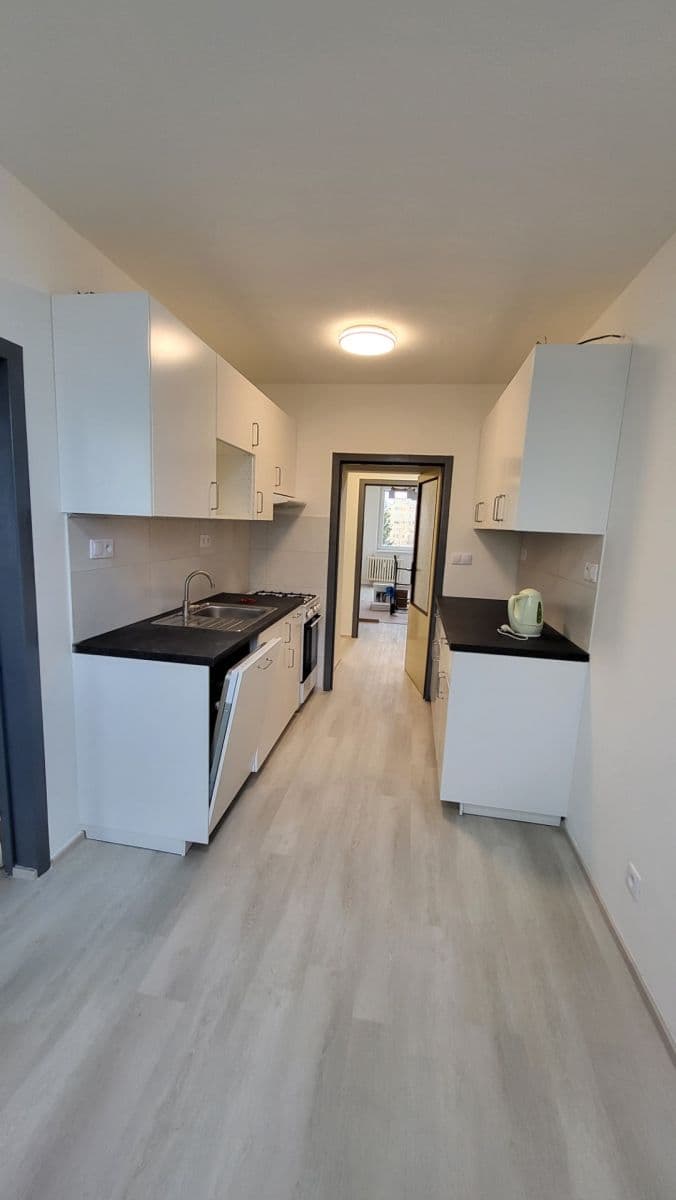 Prenájom bytu 3-izbový 70 m², Matúškova, Praha, Praha Prenájom bytu 3-izbový 70 m², Matúškova, Praha, Praha