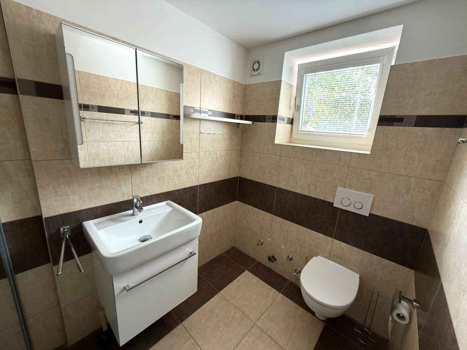 Prenájom bytu 3-izbový 80 m², Okruhová, Praha, Praha Prenájom bytu 3-izbový 80 m², Okruhová, Praha, Praha
