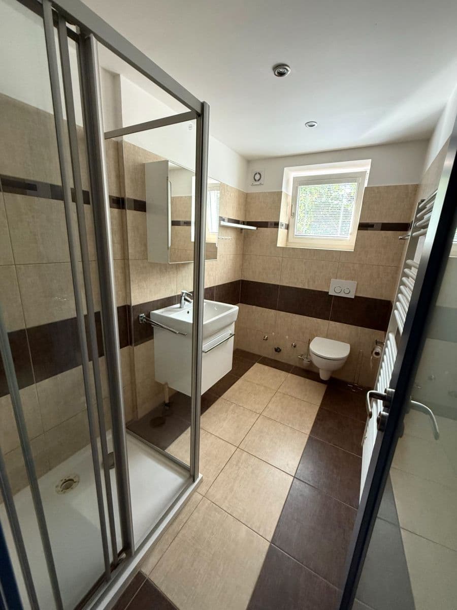 Prenájom bytu 3-izbový 80 m², Okruhová, Praha, Praha Prenájom bytu 3-izbový 80 m², Okruhová, Praha, Praha