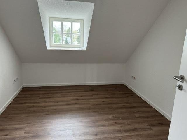 Prenájom bytu 5-izbový 140 m², Zwickauer Straße 483, Chemnitz, Sasko Prenájom bytu 5-izbový 140 m², Zwickauer Straße 483, Chemnitz, Sasko