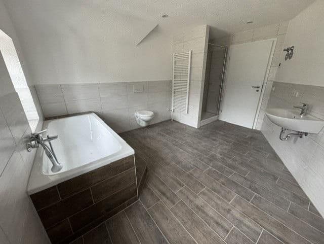 Prenájom bytu 5-izbový 140 m², Zwickauer Straße 483, Chemnitz, Sasko Prenájom bytu 5-izbový 140 m², Zwickauer Straße 483, Chemnitz, Sasko