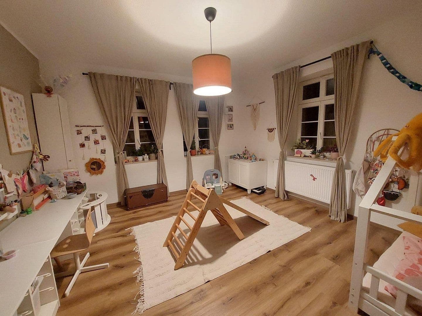 Prenájom bytu 6-izbový 160 m², Zwickauer Straße 481, Chemnitz, Sasko Prenájom bytu 6-izbový 160 m², Zwickauer Straße 481, Chemnitz, Sasko