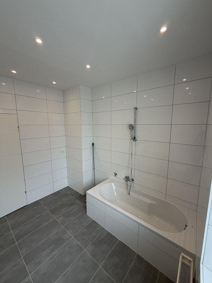 Prenájom bytu 3-izbový 81 m², Wirsungstraße 21, Augsburg, Bavorsko Prenájom bytu 3-izbový 81 m², Wirsungstraße 21, Augsburg, Bavorsko