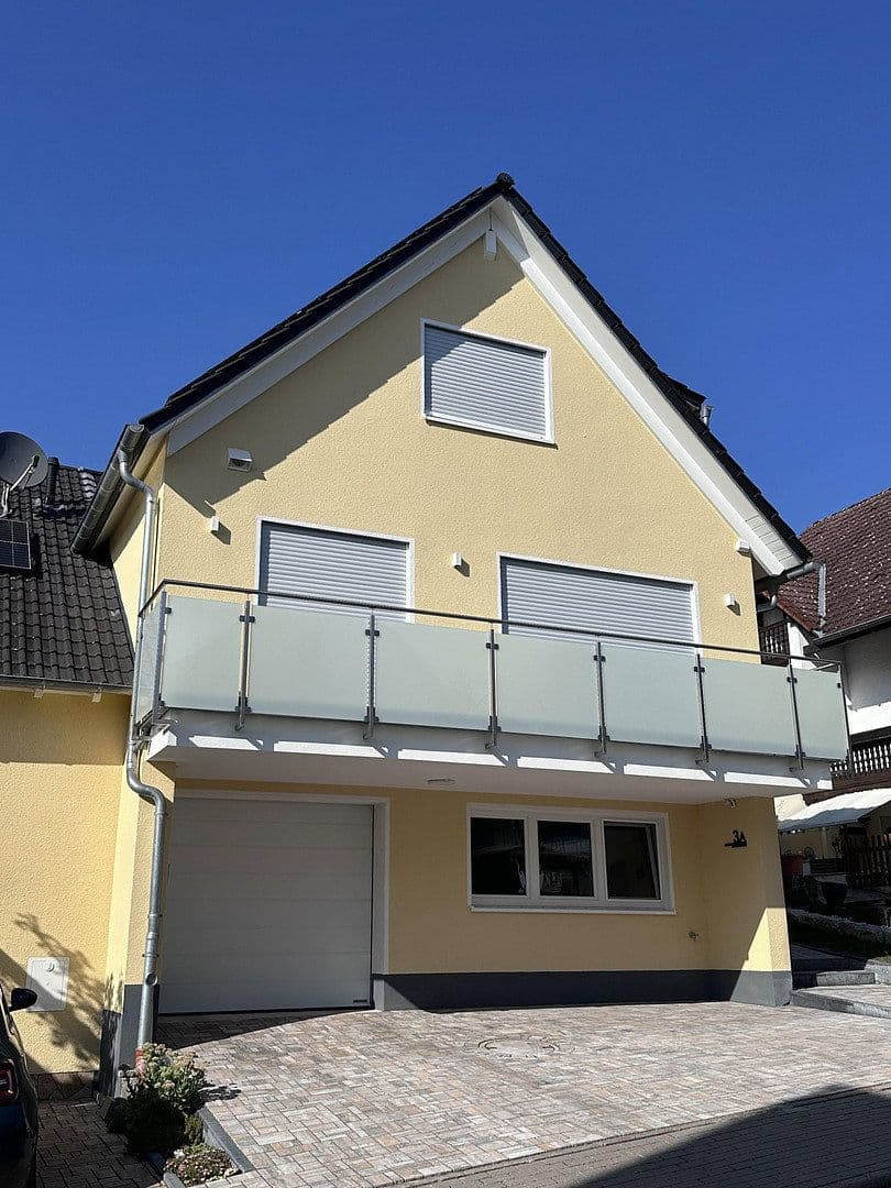 Prenájom bytu 3-izbový 97 m², Rhönstraße 3A, Ronneburg, Hesensko Prenájom bytu 3-izbový 97 m², Rhönstraße 3A, Ronneburg, Hesensko