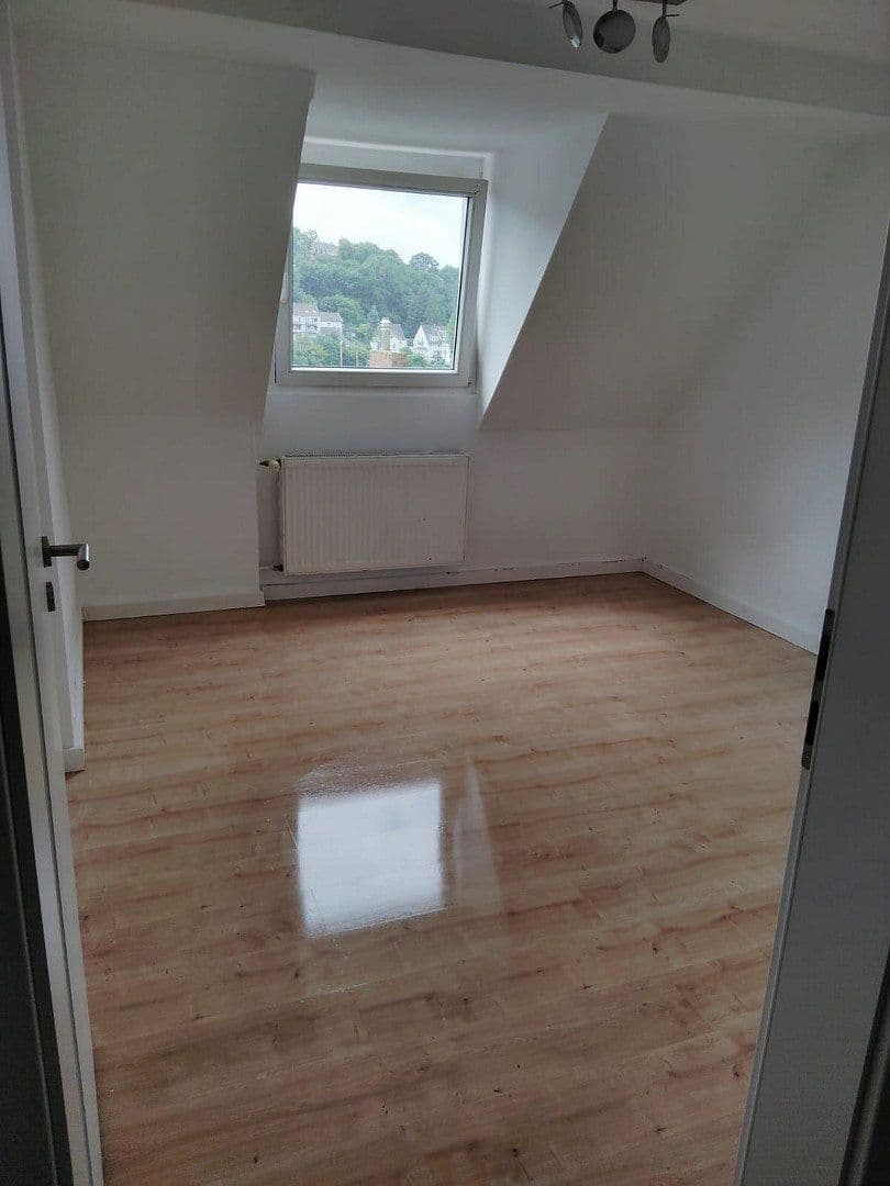Prenájom bytu 4-izbový 103 m², Anilinstr. 30, Wuppertal, Severné Porýnie - Westfálsko Prenájom bytu 4-izbový 103 m², Anilinstr. 30, Wuppertal, Severné Porýnie - Westfálsko