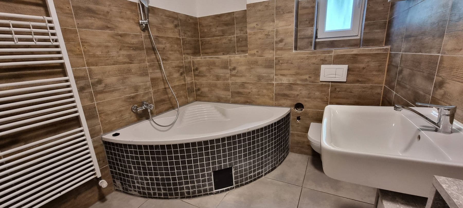 Prenájom bytu 4-izbový 103 m², Anilinstr. 30, Wuppertal, Severné Porýnie - Westfálsko Prenájom bytu 4-izbový 103 m², Anilinstr. 30, Wuppertal, Severné Porýnie - Westfálsko