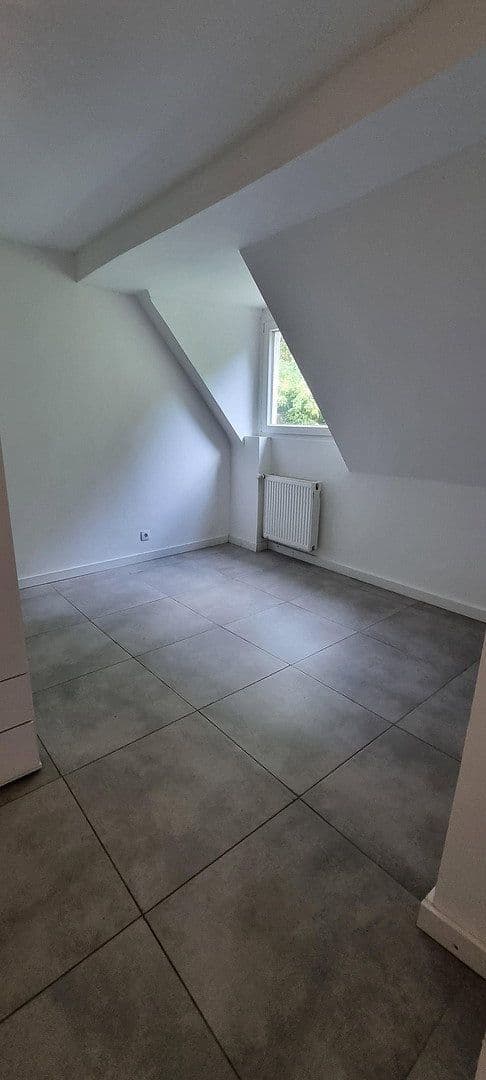 Prenájom bytu 4-izbový 103 m², Anilinstr. 30, Wuppertal, Severné Porýnie - Westfálsko Prenájom bytu 4-izbový 103 m², Anilinstr. 30, Wuppertal, Severné Porýnie - Westfálsko