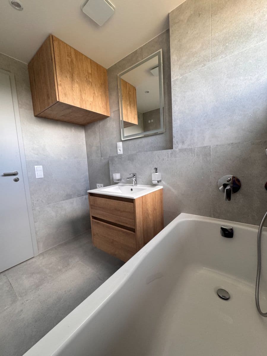Prenájom bytu 3-izbový 82 m², Kárníkova, Praha, Praha Prenájom bytu 3-izbový 82 m², Kárníkova, Praha, Praha