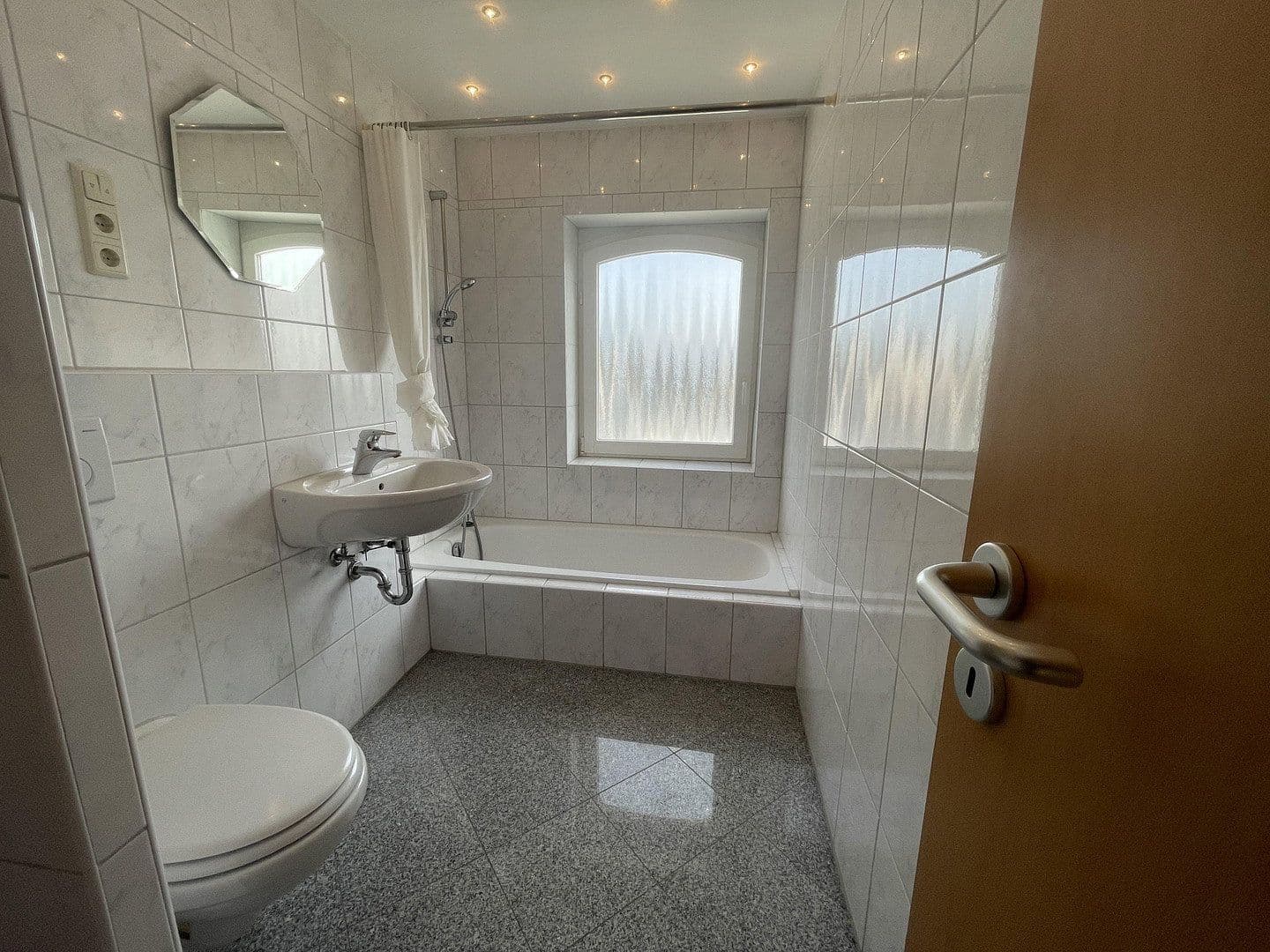 Prenájom bytu 2-izbový 55 m², Kaiserstr 138, Brühl, Severné Porýnie - Westfálsko Prenájom bytu 2-izbový 55 m², Kaiserstr 138, Brühl, Severné Porýnie - Westfálsko