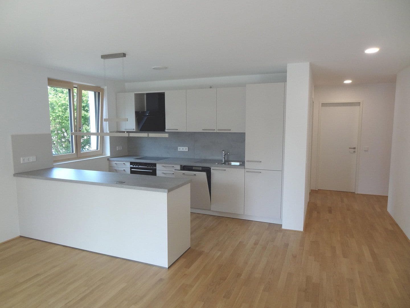 Prenájom bytu 4-izbový 96 m², Ulm, Bádensko-Wurttembersko Prenájom bytu 4-izbový 96 m², Ulm, Bádensko-Wurttembersko