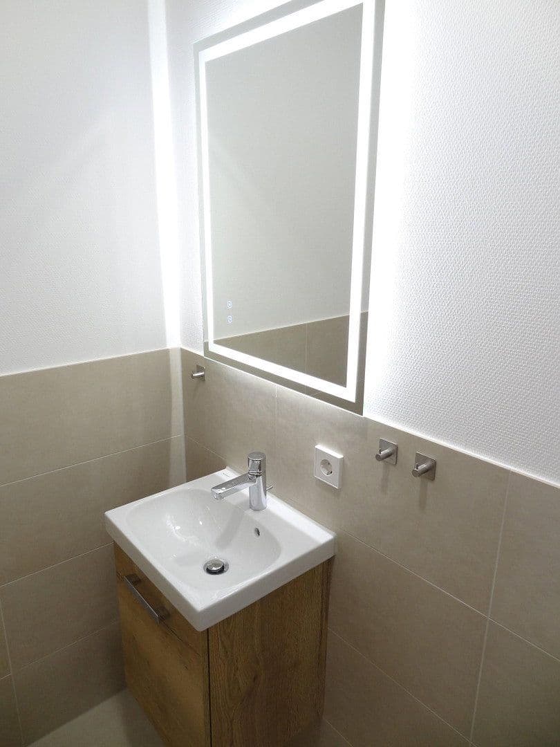 Prenájom bytu 4-izbový 96 m², Ulm, Bádensko-Wurttembersko Prenájom bytu 4-izbový 96 m², Ulm, Bádensko-Wurttembersko