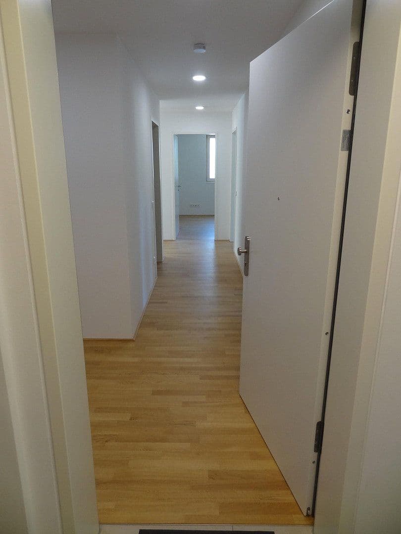 Prenájom bytu 4-izbový 96 m², Ulm, Bádensko-Wurttembersko Prenájom bytu 4-izbový 96 m², Ulm, Bádensko-Wurttembersko