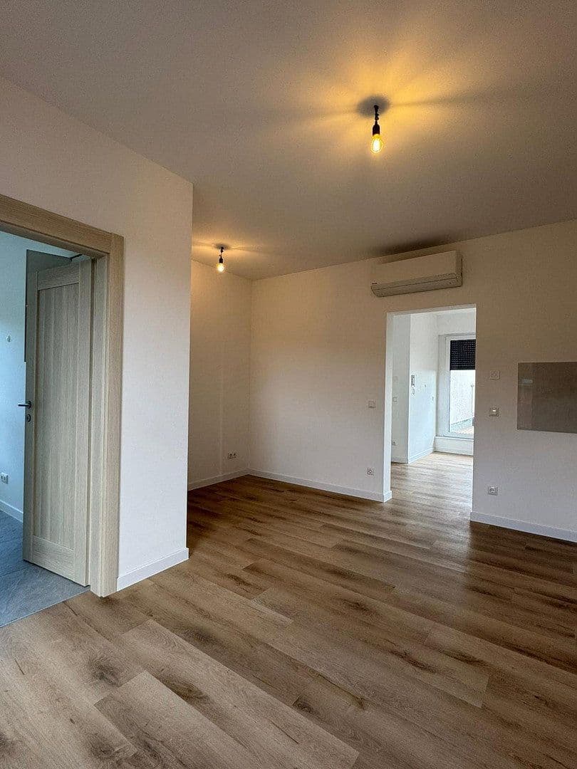 Prenájom bytu 3-izbový 89 m², Alt-Biesdorf 49A, Berlin, Berlín Prenájom bytu 3-izbový 89 m², Alt-Biesdorf 49A, Berlin, Berlín