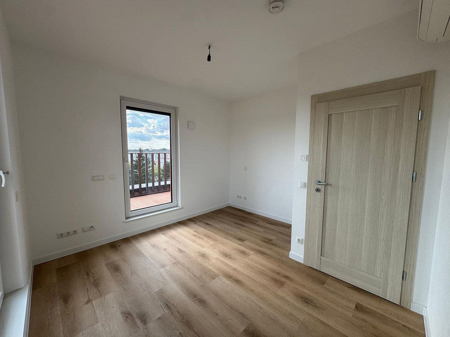 Prenájom bytu 3-izbový 89 m², Alt-Biesdorf 49A, Berlin, Berlín Prenájom bytu 3-izbový 89 m², Alt-Biesdorf 49A, Berlin, Berlín
