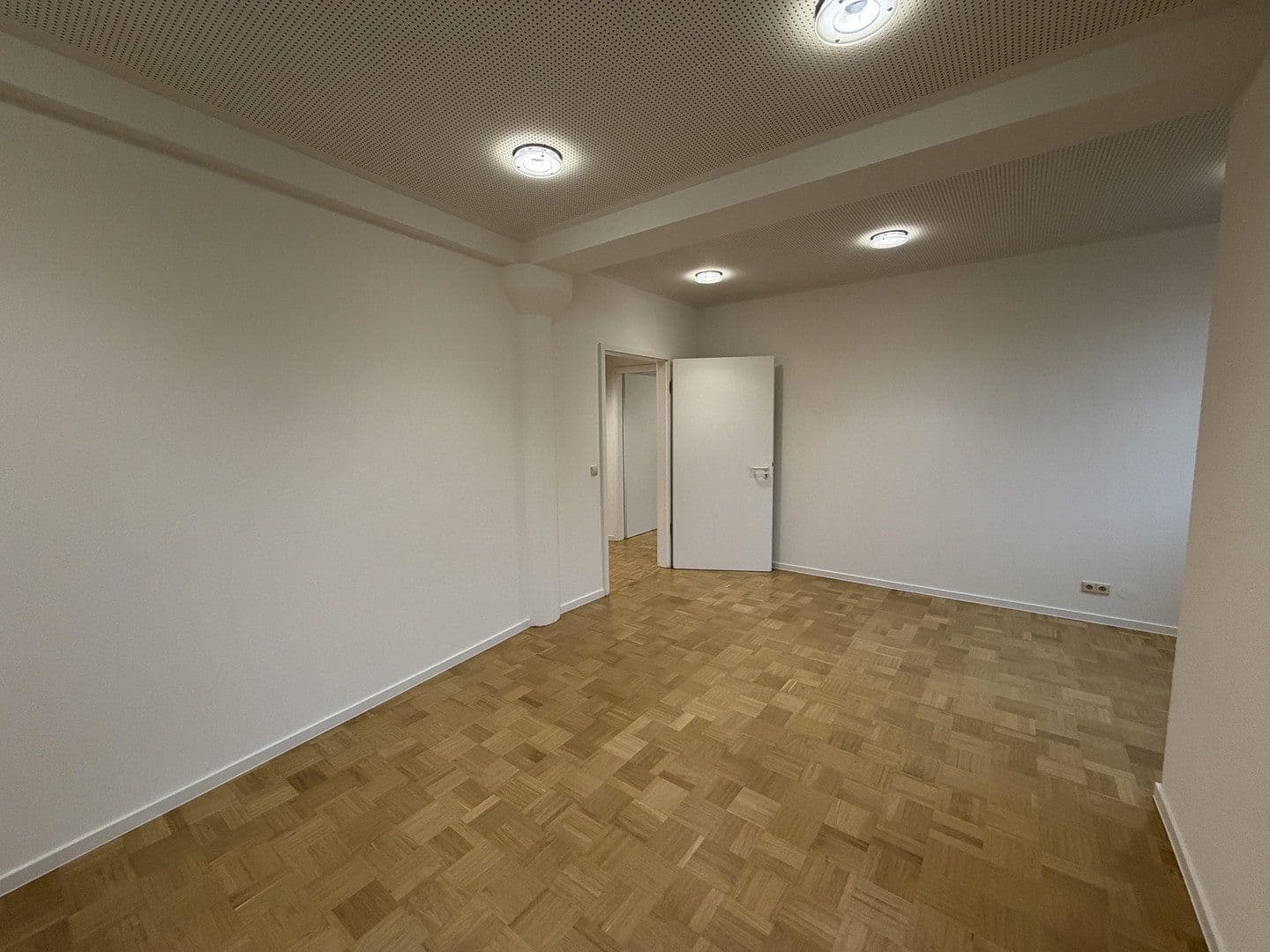 Prenájom kancelárie 165 m², Hauptstraße 55, Baltmannsweiler, Bádensko-Wurttembersko Prenájom kancelárie 165 m², Hauptstraße 55, Baltmannsweiler, Bádensko-Wurttembersko