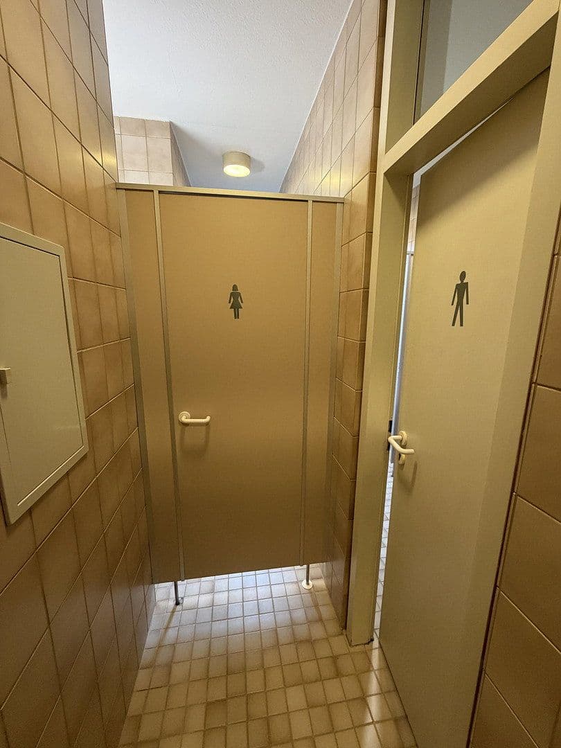 Prenájom kancelárie 165 m², Hauptstraße 55, Baltmannsweiler, Bádensko-Wurttembersko Prenájom kancelárie 165 m², Hauptstraße 55, Baltmannsweiler, Bádensko-Wurttembersko