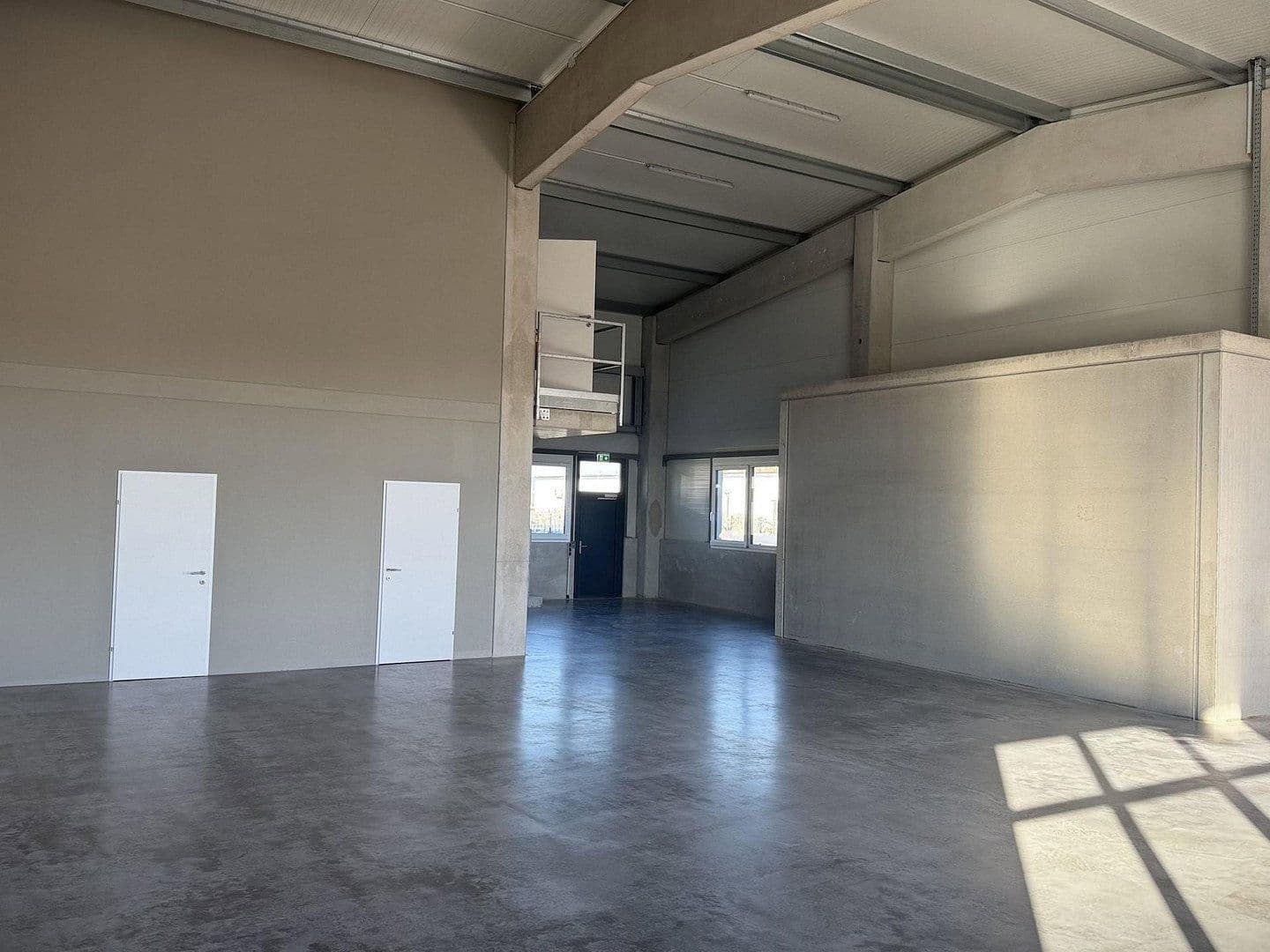 Prenájom nebytového priestoru 2.082 m², Gewerbepark B17 / II / Straße 3 / Objekt 11, Teesdorf, Dolné Rakúsko Prenájom nebytového priestoru 2.082 m², Gewerbepark B17 / II / Straße 3 / Objekt 11, Teesdorf, Dolné Rakúsko