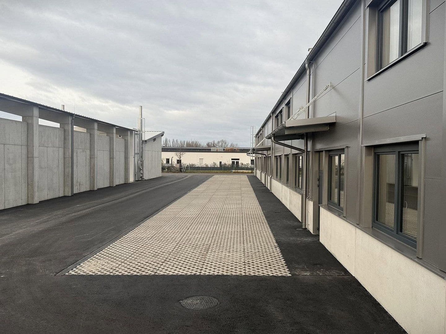 Prenájom nebytového priestoru 2.082 m², Gewerbepark B17 / II / Straße 3 / Objekt 11, Teesdorf, Dolné Rakúsko Prenájom nebytového priestoru 2.082 m², Gewerbepark B17 / II / Straße 3 / Objekt 11, Teesdorf, Dolné Rakúsko