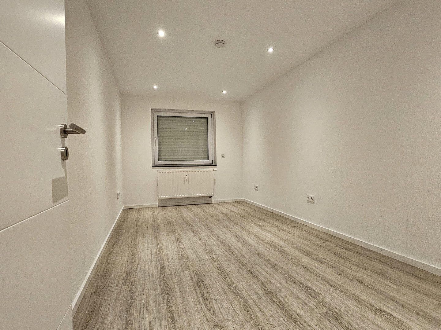 Prenájom bytu 4-izbový 95 m², Tauberbischofsheim, Bádensko-Wurttembersko Prenájom bytu 4-izbový 95 m², Tauberbischofsheim, Bádensko-Wurttembersko