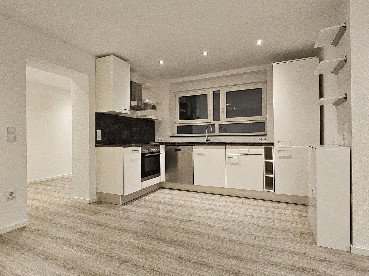 Prenájom bytu 4-izbový 95 m², Tauberbischofsheim, Bádensko-Wurttembersko Prenájom bytu 4-izbový 95 m², Tauberbischofsheim, Bádensko-Wurttembersko