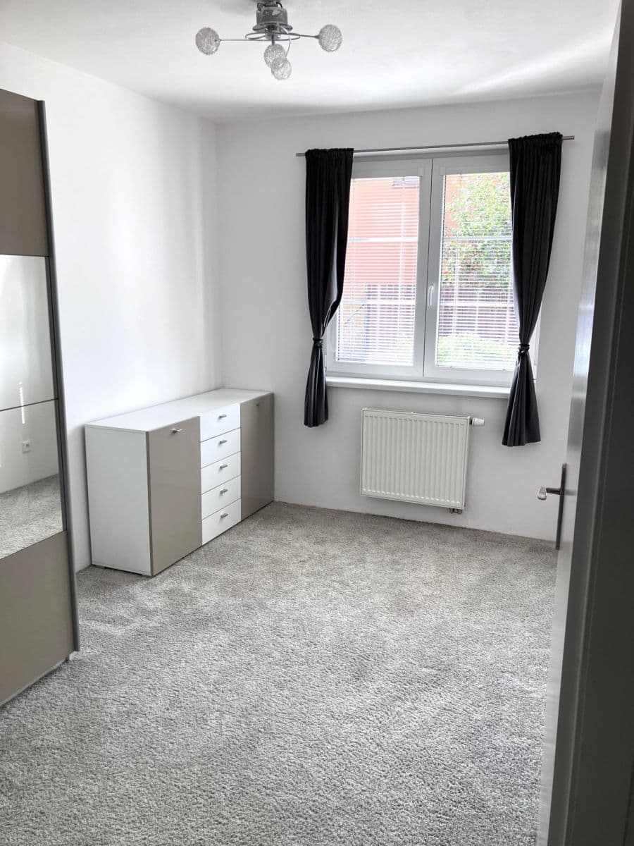 Prenájom bytu 3-izbový 70 m², Tisová, Holubice, Středočeský kraj Prenájom bytu 3-izbový 70 m², Tisová, Holubice, Středočeský kraj