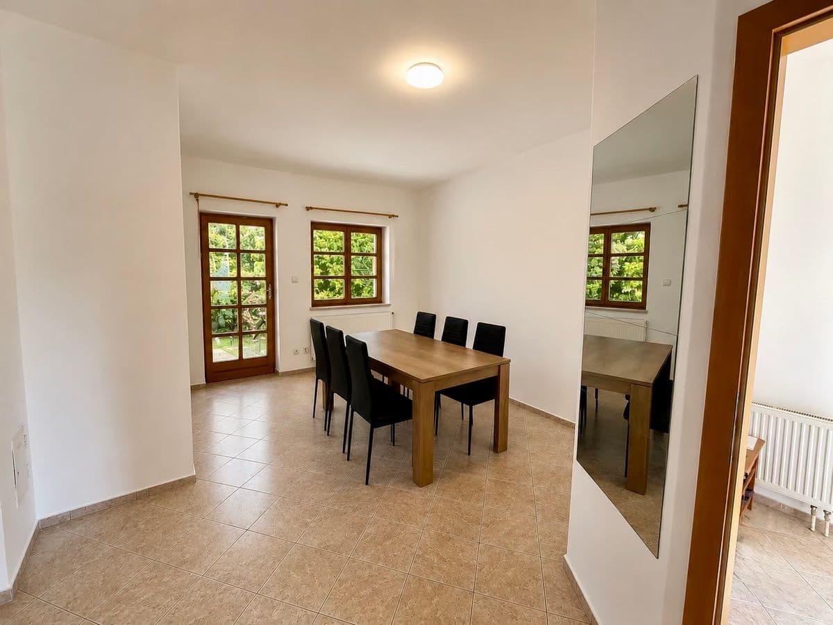 Prenájom bytu 4-izbový 152 m², Zlatá, Středočeský kraj Prenájom bytu 4-izbový 152 m², Zlatá, Středočeský kraj
