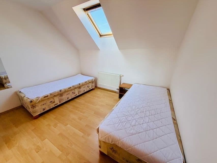 Prenájom bytu 4-izbový 152 m², Zlatá, Středočeský kraj Prenájom bytu 4-izbový 152 m², Zlatá, Středočeský kraj