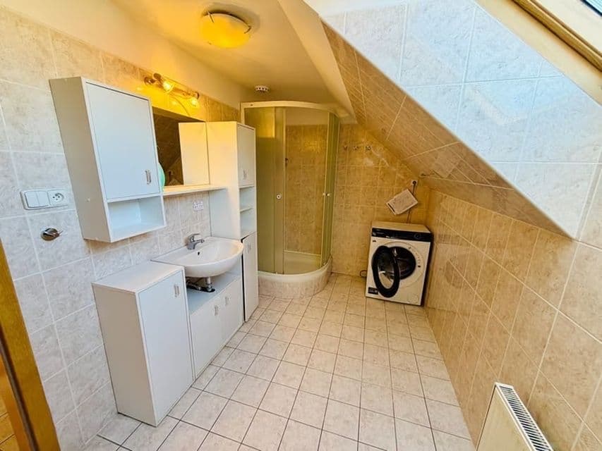 Prenájom bytu 4-izbový 152 m², Zlatá, Středočeský kraj Prenájom bytu 4-izbový 152 m², Zlatá, Středočeský kraj