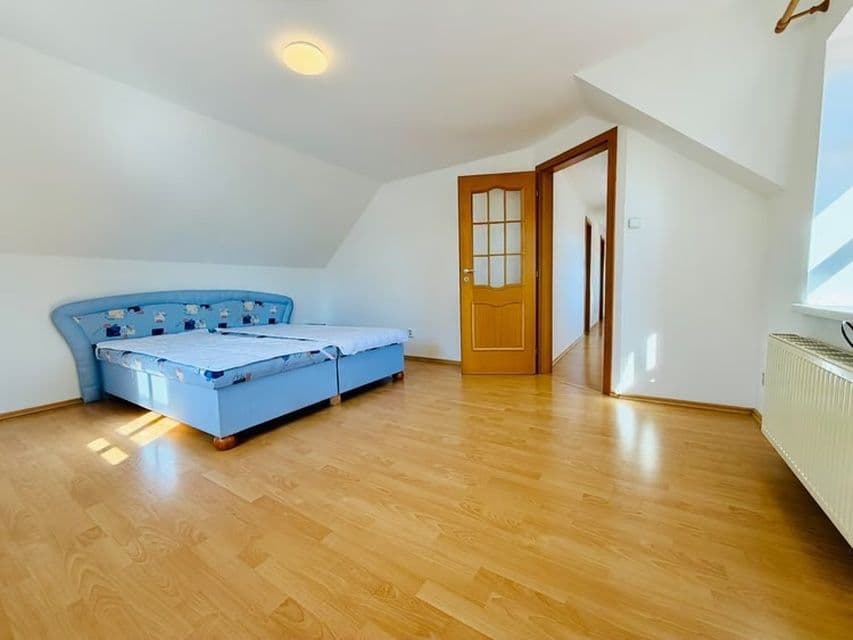 Prenájom bytu 4-izbový 152 m², Zlatá, Středočeský kraj Prenájom bytu 4-izbový 152 m², Zlatá, Středočeský kraj