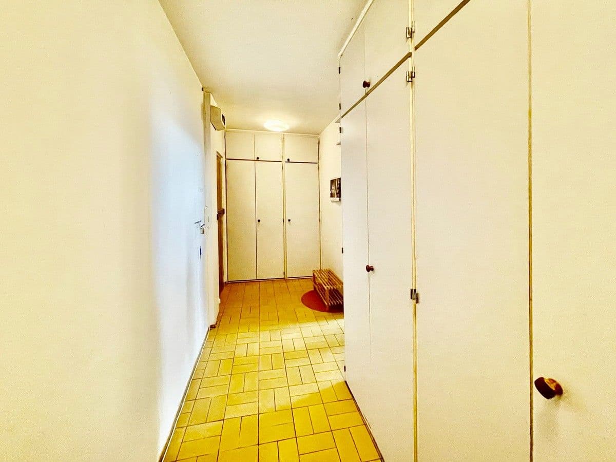 Prenájom bytu 3-izbový 74 m², Svojetická, Praha, Praha Prenájom bytu 3-izbový 74 m², Svojetická, Praha, Praha
