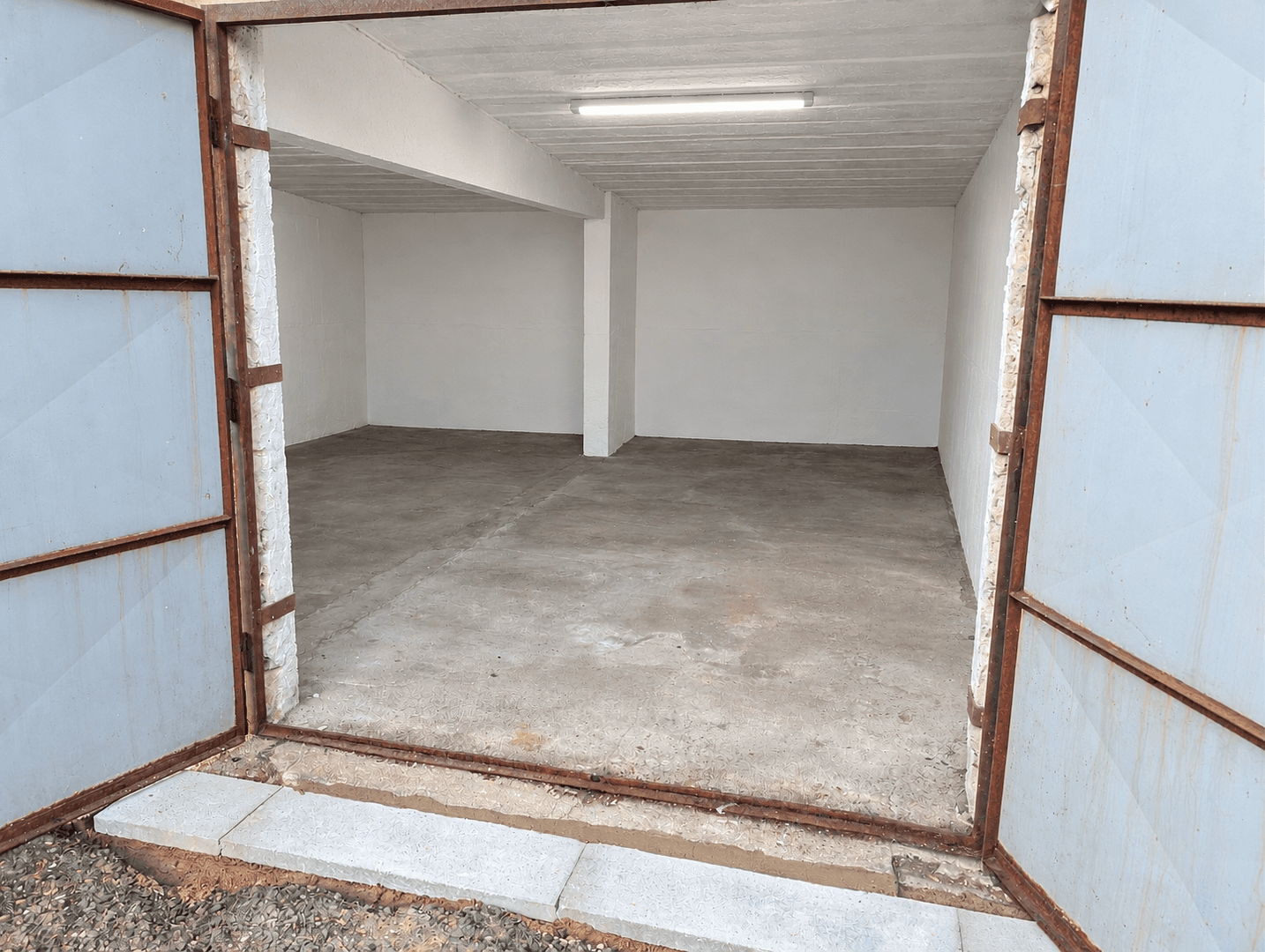 Prenájom garáže 17 m², Laugkstraße 32, Senftenberg - Zły Komorow, Brandenbursko Prenájom garáže 17 m², Laugkstraße 32, Senftenberg - Zły Komorow, Brandenbursko