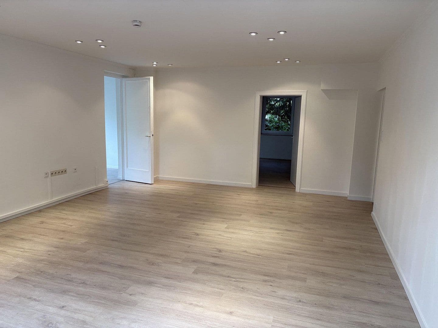 Prenájom bytu 4-izbový 128 m², Wiesbaden, Hesensko Prenájom bytu 4-izbový 128 m², Wiesbaden, Hesensko