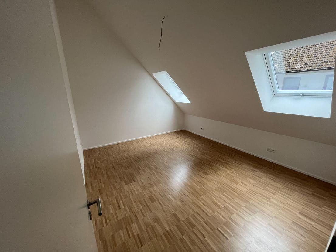 Prenájom bytu 5-izbový 150 m², Wielandstr.5b, Zirndorf, Bavorsko Prenájom bytu 5-izbový 150 m², Wielandstr.5b, Zirndorf, Bavorsko