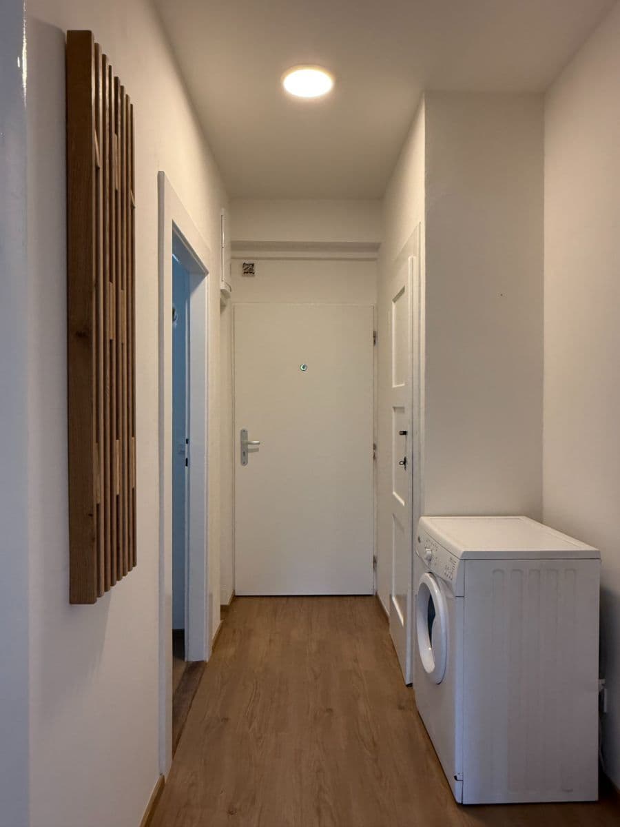 Prenájom bytu 1-izbový 45 m², Osadní, Praha, Praha Prenájom bytu 1-izbový 45 m², Osadní, Praha, Praha